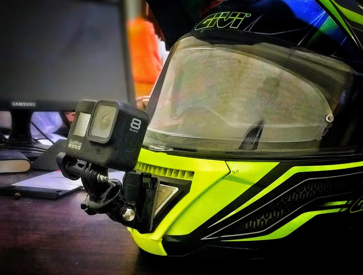 Casco integral de motocicleta como analogía de la Confidencialidad — protección sin huecos